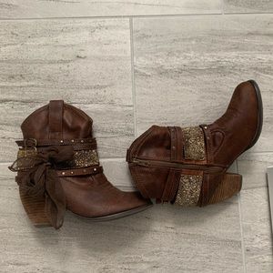Brown Bowtie Cowboy Boots 🧡